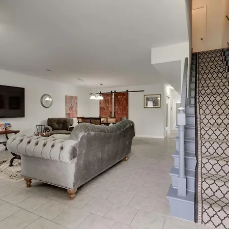 Beautiful 3 Bedroom- Free Parking 2m To Broadway