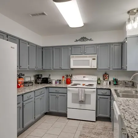 Beautiful 3 Bedroom- Free Parking 2m To Broadway Apartment