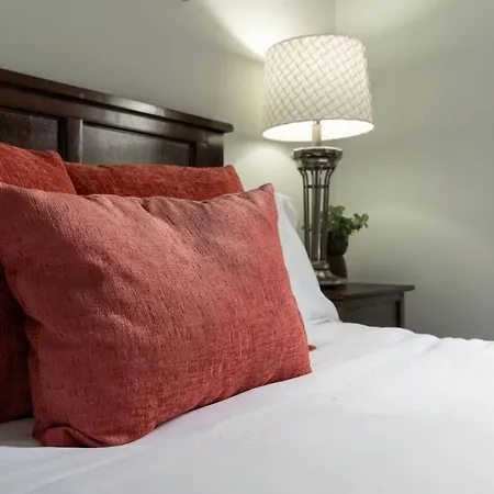 Beautiful 3 Bedroom- Free Parking 2m To Broadway *