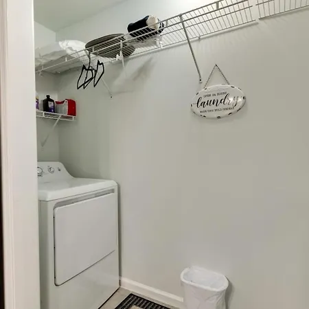 Beautiful 3 Bedroom- Free Parking 2m To Broadway Apartment Nashville