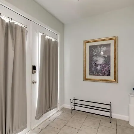 Beautiful 3 Bedroom- Free Parking 2m To Broadway Apartment *