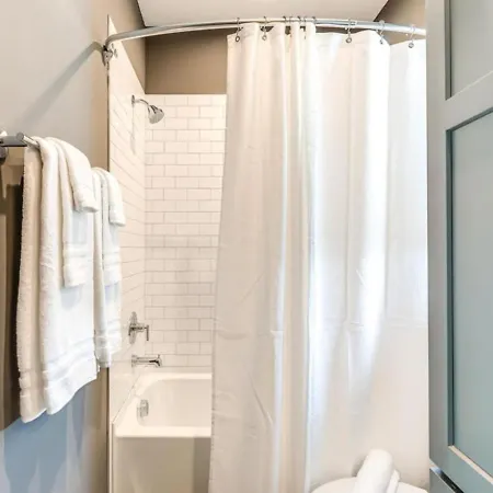 Skyline Vue 4 6 Baths Rooftop, Game Holiday home
