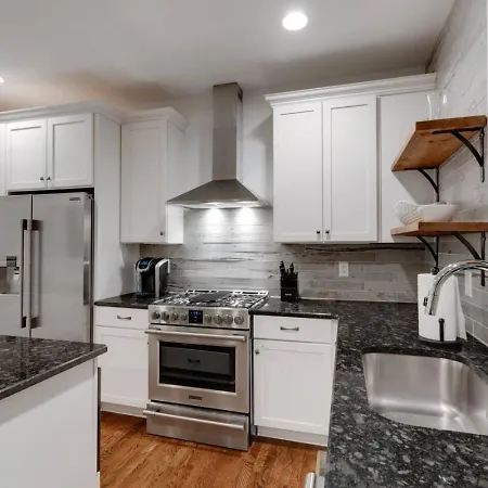 Elegant Townhouse Near Broadway *