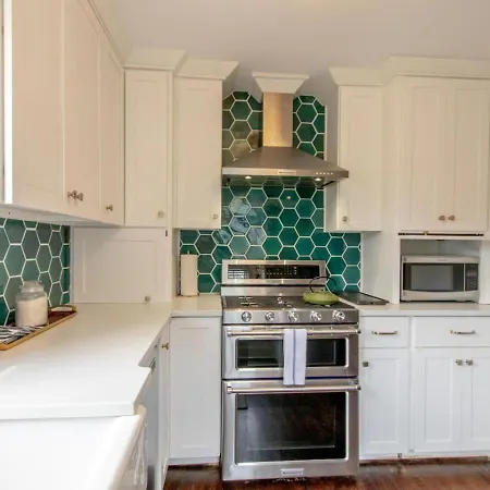 Unique And Stylish East 3 Bedroom 2.5 Bath Holiday home Nashville