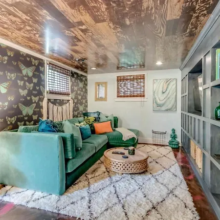 Unique And Stylish East 3 Bedroom 2.5 Bath Holiday home Nashville