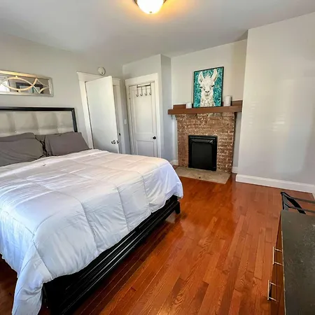 Historic Family *walk To Bars & Restaurants* Holiday home