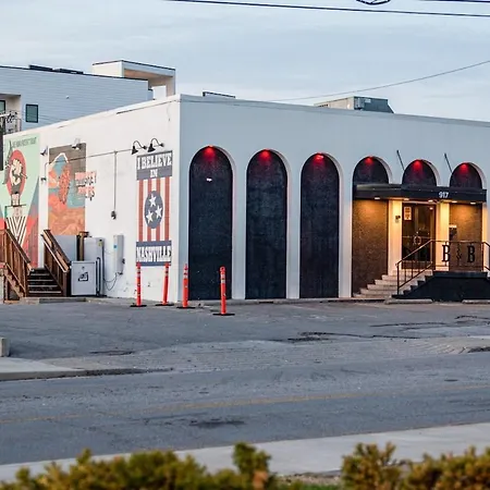 Johnny Cash On Main - 1 Mile To Dtnash - Lux Nashville
