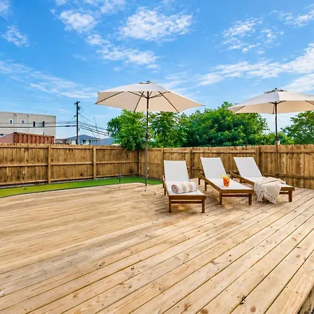 Luxe Pool Hot Tub & Game Downtown *
