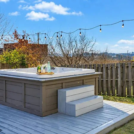 Rooftop Skyline Views - Private Hot Tub - Fire Pit