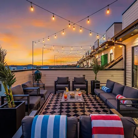 2 Hot Tubs Karaoke Game Downtown Holiday home *