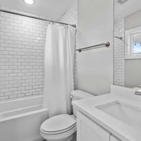 Lucky 7 - Hip East Nash Townhouse & Rooftop Deck *