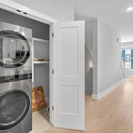 Lucky 7 - Hip East Nash Townhouse & Rooftop Deck Holiday home *