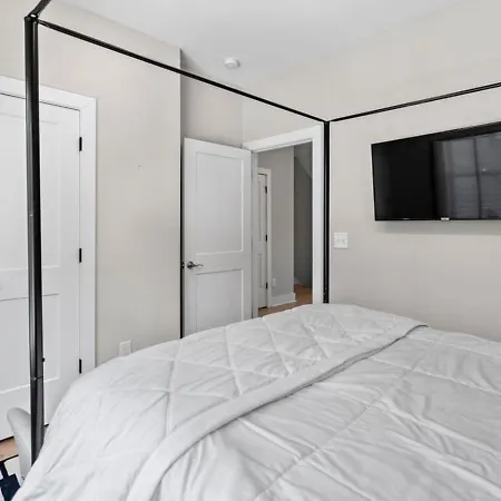 Lucky 7 - Hip East Nash Townhouse & Rooftop Deck Holiday home *