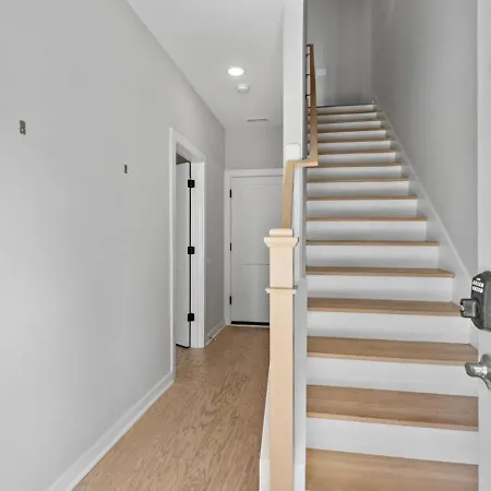 Lucky 7 - Hip East Nash Townhouse & Rooftop Deck Holiday home Nashville