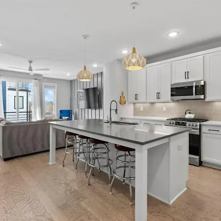 Lucky 7 - Hip East Nash Townhouse & Rooftop Deck Holiday home *