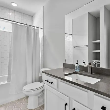 Lucky 7 - Hip East Nash Townhouse & Rooftop Deck *