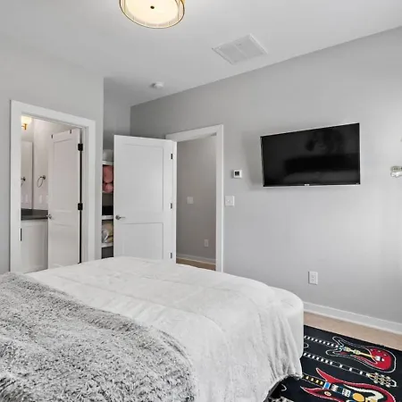 Holiday home Lucky 7 - Hip East Nash Townhouse & Rooftop Deck
