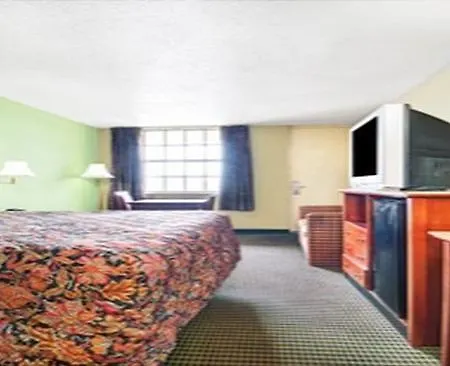 Super 8 Downtown Airport Hotel 2*