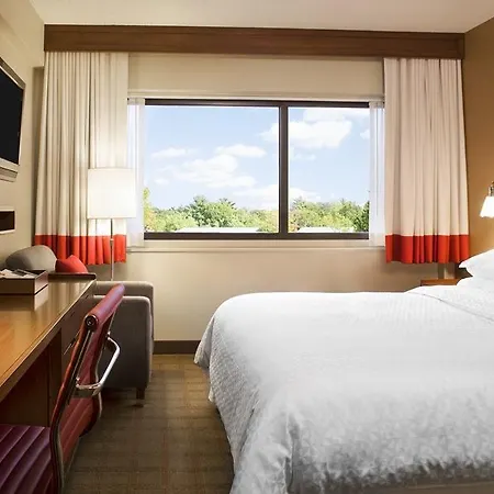 Hotel Four Points By Sheraton Airport 3*