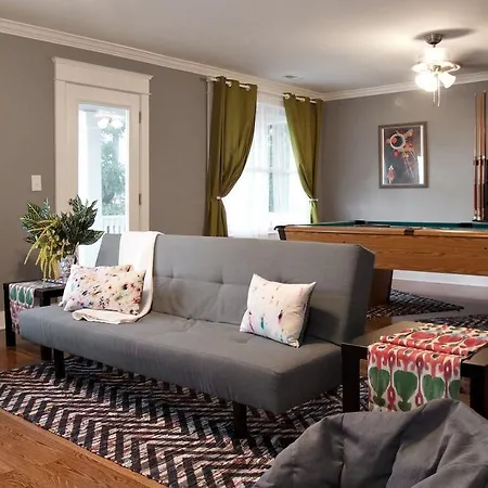9 Bedroom House In South 11th Street Apartment *