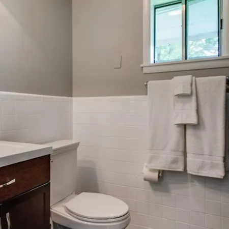 Hillview Heights Studio Apartment *