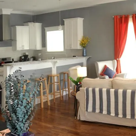 9 Bedroom House In South 11th Street Apartment *