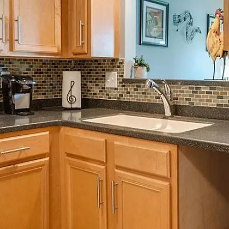Stunning Riverfront, Downtown Condo, Close To Everything!best Spot In Nashville! Nashville