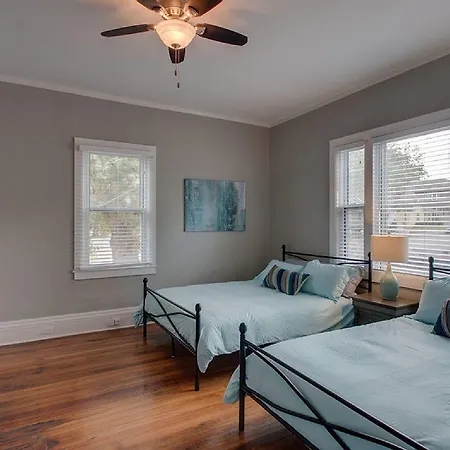 Holiday home 5 Minutes To Downtown, Walking Distance To The Hippest Restaurants And Bars! *