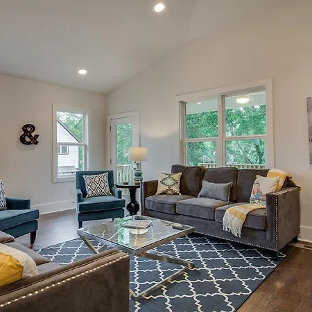 Enormous Home- Just 4 Miles From Downtown! Holiday home