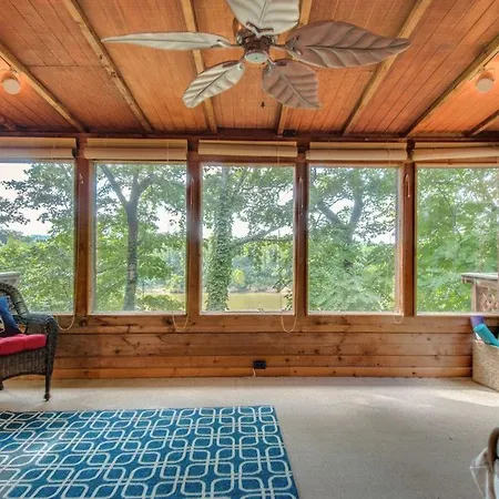 Relaxing Riverfront Retreat Holiday home