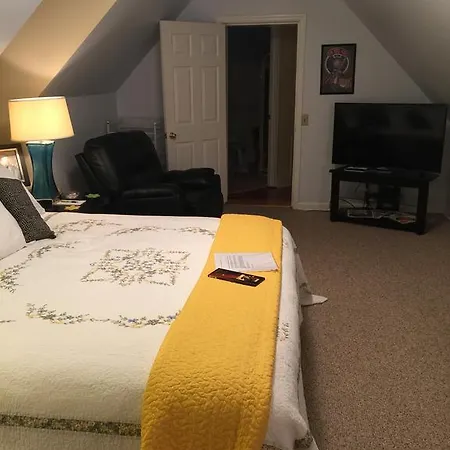 Dolly's Quiet & Private Getaway Apartment *