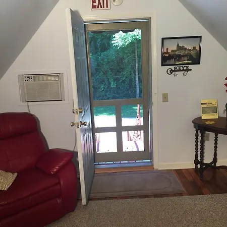 Dolly's Quiet & Private Getaway Apartment