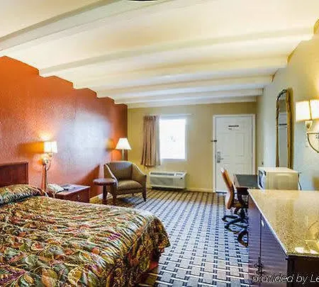 Rodeway Airport Hotel 2*
