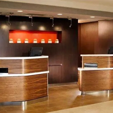 Hotel Courtyard By Marriott Airport