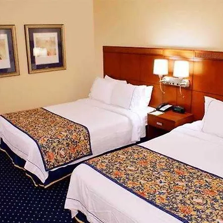 Courtyard By Marriott Airport