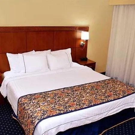 Courtyard By Marriott Airport Hotel 3*
