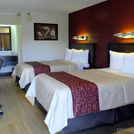 Hotel Red Roof Plus+ Airport 3*