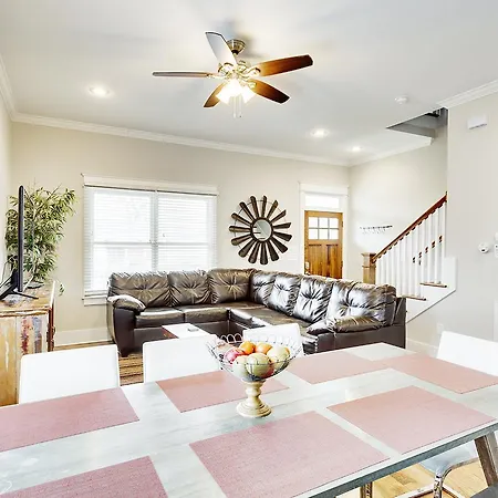 Holiday home 3br In Trendy East Near Downtown- Tc06