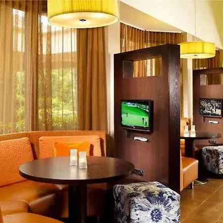 Courtyard By Marriott Airport