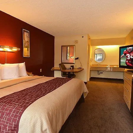 Red Roof Plus+ Airport Hotel 3*
