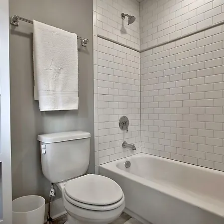 C Douglas Apartment Townhouse *