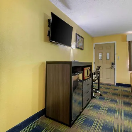 Lodge Econo Near Percy Priest *