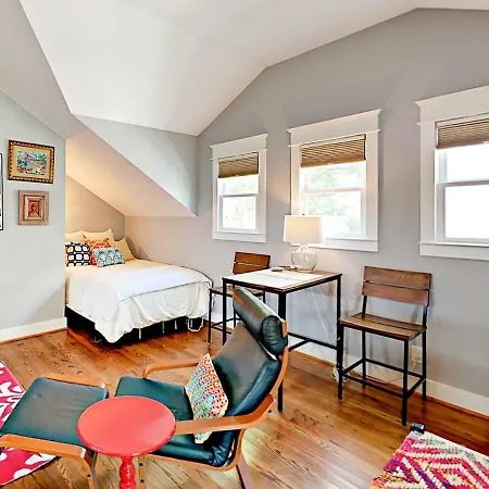Hip Studio Apts *