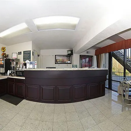 Hotel Super 8 By Wyndham West