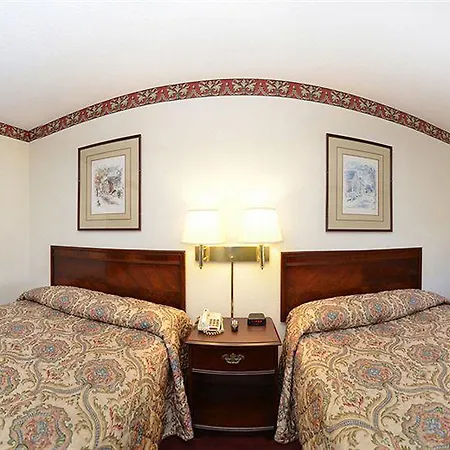 Super 8 By Wyndham West Hotel