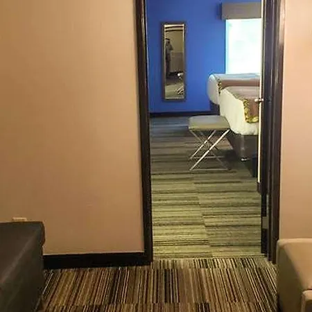 Alexis And Hotel