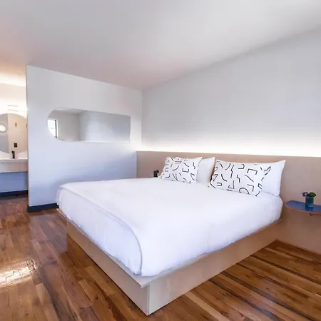 The Iris Hotel 2*