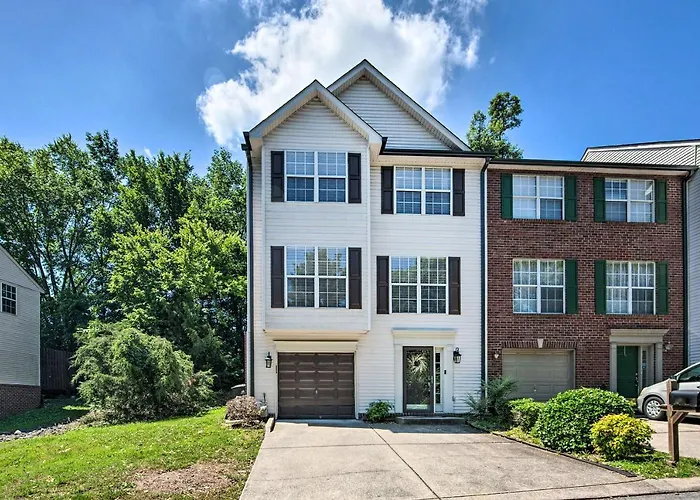 Spacious Nashville Townhome W\\/ Private Deck & Yard