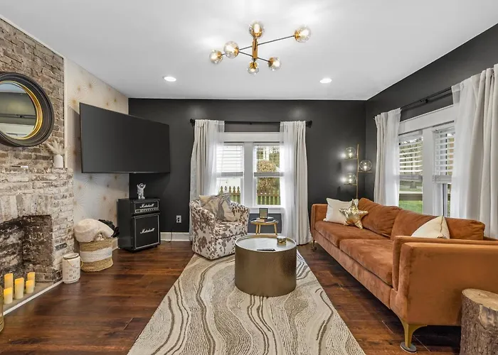 Space Cowboy - Huge Yard, Firepit, Close2Downtown