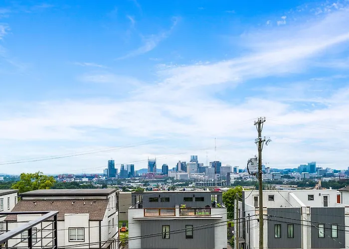 Nash House & Bars Of Broadway With Hot Tub, Rooftop Bar And Views! 8Min Downtown! Sleeps 12!